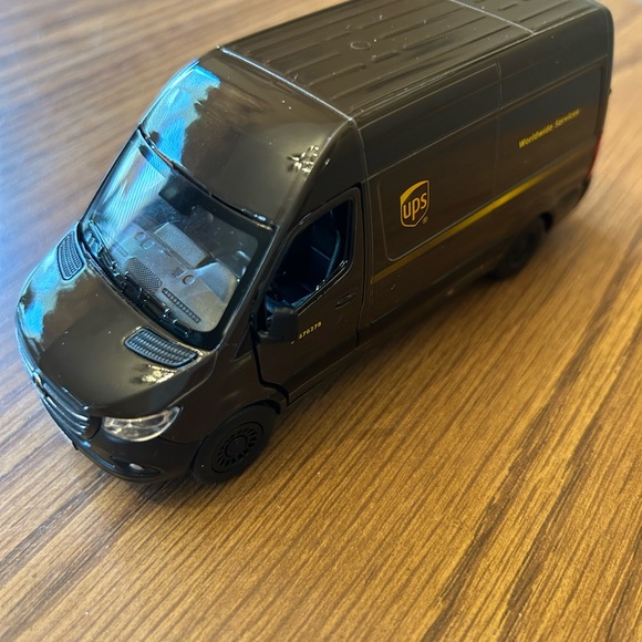 Delivery Truck UPS Mercedes-Benz Sprinter 5" diecast toy - Picture 5 of 9